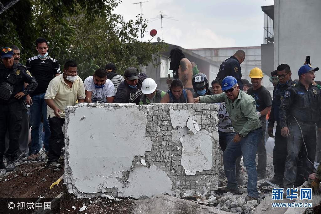 当地时间2017年9月19日，墨西哥首都墨西哥城，据美联社报道，墨西哥中部莫雷洛斯州19日下午发生7.1级地震，目前已造成至少119人死亡。据墨西哥国家地震局发布的消息，地震发生在当地时间13时14分，震中位于莫雷洛斯州阿克索恰潘市西南12公里处，震源深度57公里。而就在32年前的今天，墨西哥1985年大地震造成7000多人死亡。当天，一场地震演习正在墨西哥城举行。地震后，大批建筑物倒塌，灯光熄灭，数以千计的居民逃离建筑物。墨西哥城改革大道金融区附近震后出现烟雾，建筑物发生摇晃，大量人群涌上街头。掉落的水泥块和碎玻璃散布街道。***_***Rescuers, firefighters, policemen, soldiers and volunteers remove rubble and debris from a flattened building in search of survivors after a powerful quake in Mexico City on September 19, 2017. A devastating quake in Mexico on Tuesday killed more than 100 people, according to official tallies, with a preliminary 30 deaths recorded in the capital where rescue efforts were still going on. YURI CORTEZ