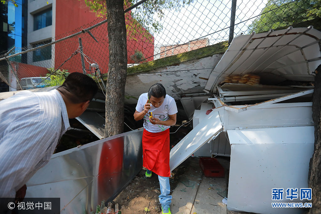 当地时间2017年9月19日，墨西哥墨西哥城，墨西哥发生7.1级地震，震源深度50千米。墨西哥莫雷洛斯州州长19日在其个人推特账户上说，当天的地震已造成该州至少42人死亡。***_***MEXICO CITY, MEXICO - SEPTEMBER 19: Rescuers and residents of Colonia Condesa look for victims amid the ruins of a building knocked down by a magnitude 7.1 earthquake that jolted central Mexico damaging buildings, knocking out power and causing alarm throughout the capital on September 19, 2017 in Mexico City, Mexico. The earthquake comes 32 years after a magnitude-8.0 earthquake hit on September 19, 1985. (Photo by Hector Vivas/Getty Images)