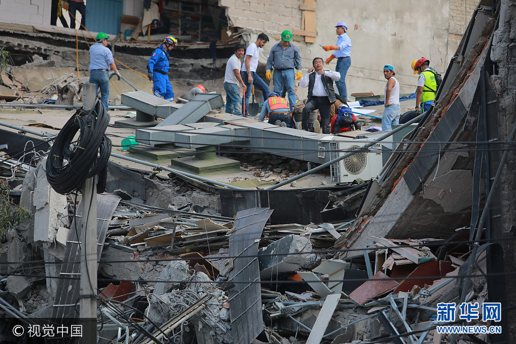 当地时间2017年9月19日，墨西哥墨西哥城，墨西哥发生7.1级地震，震源深度50千米。墨西哥莫雷洛斯州州长19日在其个人推特账户上说，当天的地震已造成该州至少42人死亡。***_***MEXICO CITY, MEXICO - SEPTEMBER 19: Rescuers and residents look for victims amid the ruins of a building knocked down by a magnitude 7.1 earthquake that jolted central Mexico damaging buildings, knocking out power and causing alarm throughout the capital on September 19, 2017 in Mexico City, Mexico. The earthquake comes 32 years after a magnitude-8.0 earthquake hit on September 19, 1985. (Photo by Hector Vivas/Getty Images)
