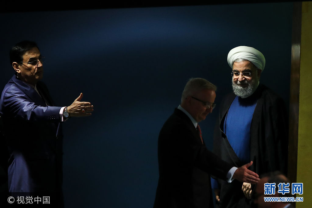 当地时间2017年9月20日，美国纽约，各国代表参加联合国大会并轮流发言。当天代表们将讨论如何推进联合国改革等议题。***_***NEW YORK, NY - SEPTEMBER 20: Hassan Rouhani, President of the Islamic Republic of Iran, arrives to address  the United Nations General Assembly at UN headquarters, September 20, 2017 in New York City. The most pressing issues facing the assembly this year include North Korea&Otilde;s nuclear ambitions, violence against the Rohingya Muslim minority in Myanmar, and the debate over climate change. (Photo by Drew Angerer/Getty Images)