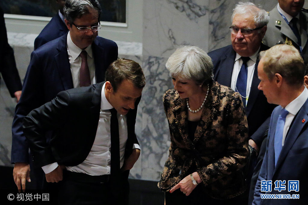 当地时间2017年9月20日，美国纽约，各国代表参加联合国大会并轮流发言。当天代表们将讨论如何推进联合国改革等议题。***_***British Prime Minister Theresa May speaks with French President Emmanuel Macron as they leave a meeting of the Security Council to discuss peacekeeping operations, during the 72nd United Nations General Assembly at U.N. headquarters in New York, U.S., September 20, 2017. Lucas Jackson