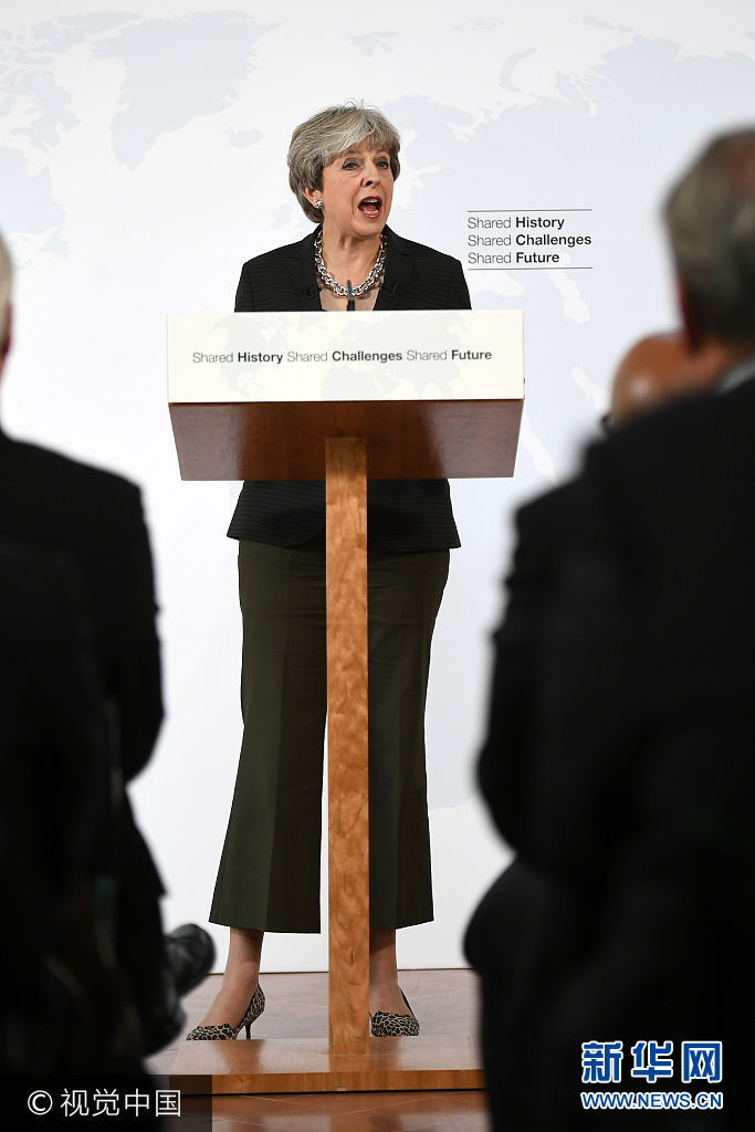 当地时间2017年9月22日，意大利佛罗伦萨，英国首相特蕾莎·梅发表“脱欧演讲”。英国首相特蕾莎·梅于22日抵达佛罗伦萨欲开启脱欧谈判，此前欧盟希望英国可以尽快进行费用结算以及明确欧盟公民的权利问题。***_***FLORENCE, ITALY - SEPTEMBER 22:  British Prime Minister Theresa May gives her landmark Brexit speech in Complesso Santa Maria Novella on September 22, 2017 in Florence, Italy. She outlined the UK's proposals to the EU in an attempt to break a deadlock ahead of the fourth round of negotiations that begin on Monday. Florence is often referred to as the 'cradle of capitalism' known for its historical trading power.  (Photo by Jeff J Mitchell/Getty Images)