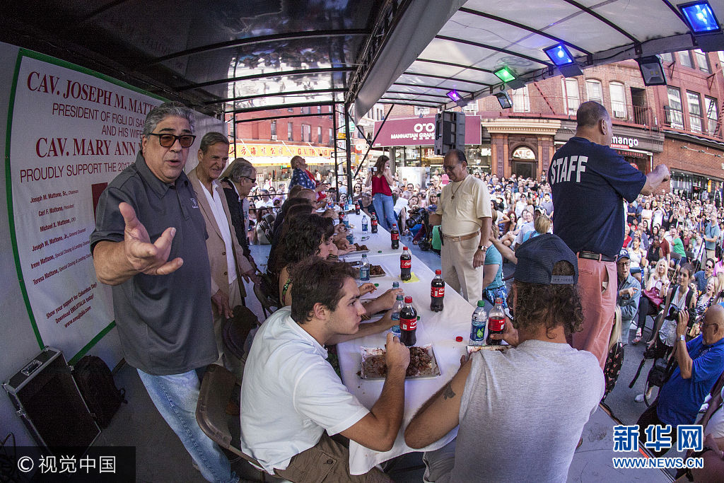 當地時間2017年9月23日，美國紐約，當地舉辦肉丸&ldquo;大胃王&rdquo;比賽，參賽者William Greenpeltz在5分鐘內吃完16個肉丸奪冠。***_***William Greenpeltz eats sixteen meatballs in five minutes to win the San Gennaro, Little Italy meatball eating contest in New York CIty, United States  Where: New York City, New York, United States When: 23 Sep 2017 Credit: Billy Tompkins/Cover Images Photo via Newscom