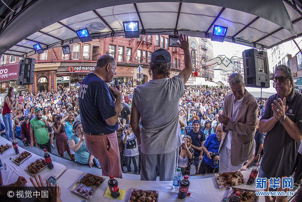 當地時間2017年9月23日，美國紐約，當地舉辦肉丸&ldquo;大胃王&rdquo;比賽，參賽者William Greenpeltz在5分鐘內吃完16個肉丸奪冠。***_***William Greenpeltz eats sixteen meatballs in five minutes to win the San Gennaro, Little Italy meatball eating contest in New York CIty, United States  Where: New York City, New York, United States When: 23 Sep 2017 Credit: Billy Tompkins/Cover Images Photo via Newscom