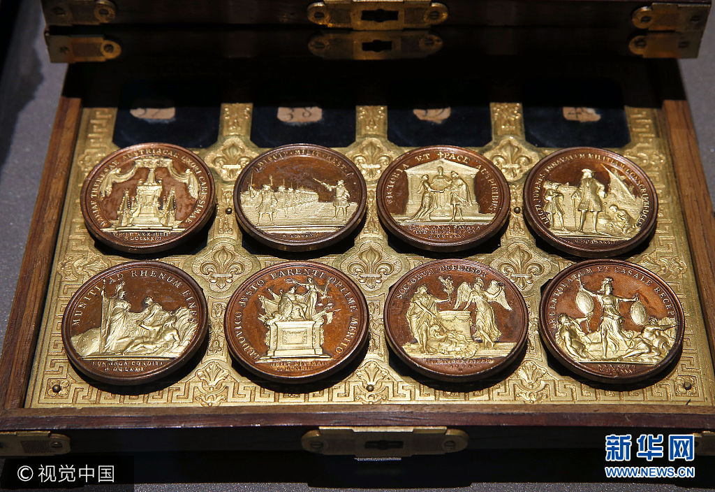 当地时间2017年9月25日，法国巴黎，巴黎钱币博物馆经6年整修后重新开放。***_***PARIS, FRANCE - SEPTEMBER 25:  Medals with gold reliefs from French king Louis XIV&Otilde;s metal gallery are displayed during the press visit at the 'Monnaie de Paris' ((Paris Mint)) on September 25, 2017 in Paris, France. After six years of renovation work, the site Parisian site reopens and offers visitors the opportunity to discover art workshops and patrimonial collections of coins and medals in its new museum named '11 Conti - Monnaie de Paris'. Paris'  (Photo by Thierry Chesnot/Getty Images)