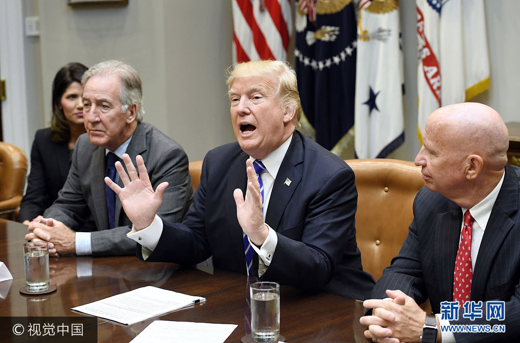 當地時間2017年9月26日,美國華盛頓,美國總統特朗普與眾議院籌款委員會主席凱文·布雷迪以及眾議院籌款委員會的其他成員舉行會議。大約兩周前,在閉門會議上,眾議院籌款委員會主席凱文·布雷迪曾告訴共和黨眾議員,將公布一份詳細的稅改框架,預計將會在9月的最後一周揭曉。今天最新的消息是,美國媒體報道,特朗普及共和黨領袖預定明天,即27日公布稅務改革架構。***_***U.S. President Donald Trump meets with bipartisan members of the House Committee on Ways and Means Committee in the Roosevelt Room of The White House in Washington, DC. on September 26, 2017. Photo by Olivier Douliery/UPI Photo via Newscom