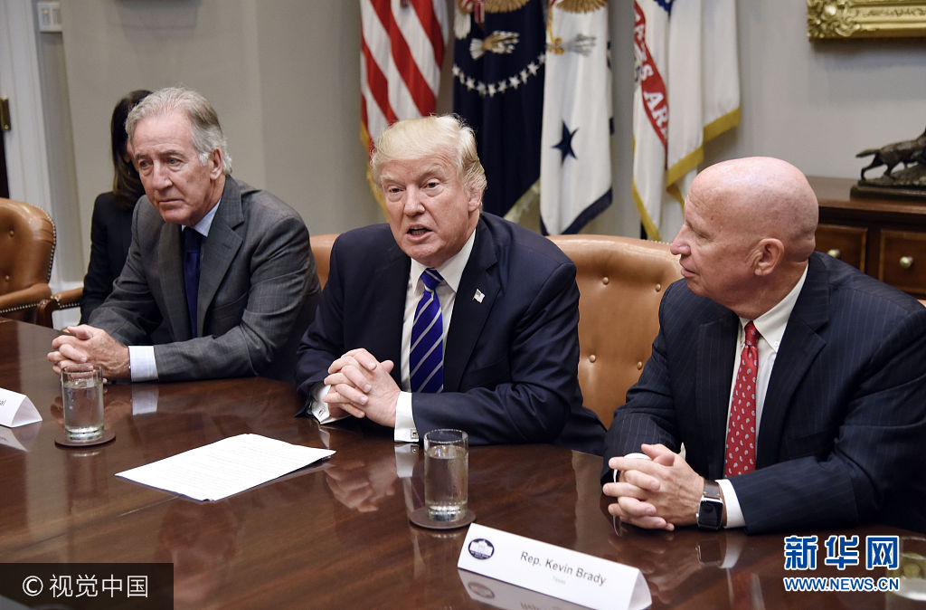 當地時間2017年9月26日,美國華盛頓,美國總統特朗普與眾議院籌款委員會主席凱文·布雷迪以及眾議院籌款委員會的其他成員舉行會議。大約兩周前,在閉門會議上,眾議院籌款委員會主席凱文·布雷迪曾告訴共和黨眾議員,將公布一份詳細的稅改框架,預計將會在9月的最後一周揭曉。今天最新的消息是,美國媒體報道,特朗普及共和黨領袖預定明天,即27日公布稅務改革架構。***_***U.S. President Donald Trump meets with bipartisan members of the House Committee on Ways and Means Committee in the Roosevelt Room of The White House in Washington, DC. on September 26, 2017. Photo by Olivier Douliery/UPI Photo via Newscom