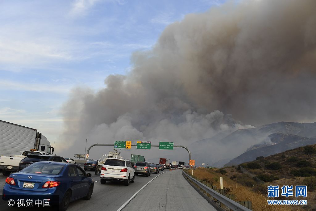 當地時間2017年9月26日，美國加州科羅娜，當地發生森林火災，大約300戶居民被撤離，大約兩百名消防員在現場進行救火，當地政府還出動了滅火飛機參與滅火。***_***Pictured: GV, General View Ref: SPL1589196  250917   Picture by: Stuart Palley / ZUMA Press / Splash News