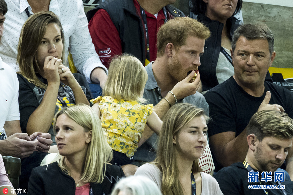 简直萌化了!小萝莉偷吃哈里王子爆米花被发