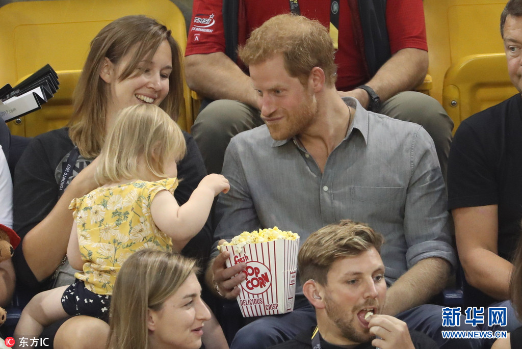 简直萌化了!小萝莉偷吃哈里王子爆米花被发
