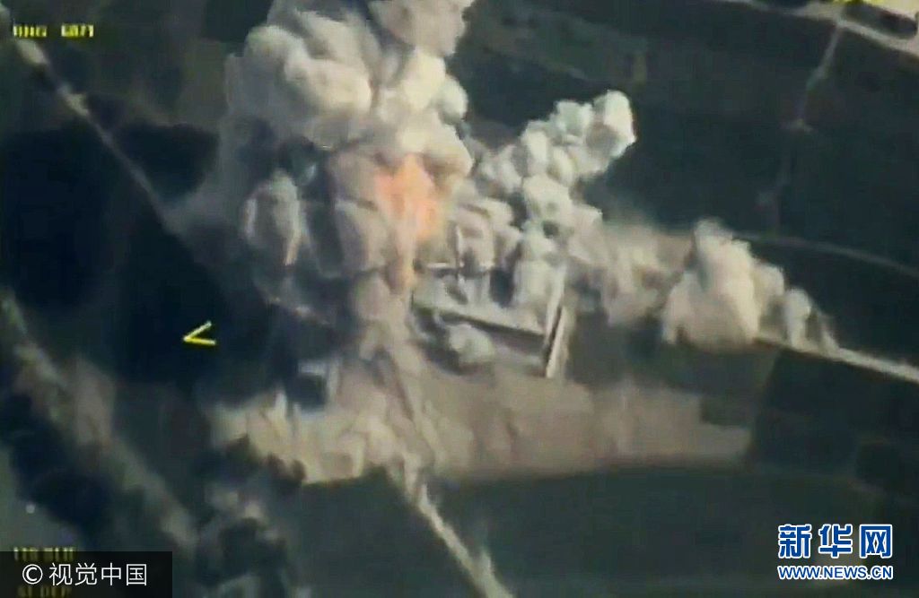 当地时间2017年9月26日，俄罗斯国防部发言人科纳申科夫26日表示，俄空天部队图-95MS战略轰炸机编队向盘踞在叙利亚伊德利卜省和代尔祖尔省的极端组织目标发射了数枚巡航导弹，摧毁了大量目标。***_***3200425 09/26/2017 A Tupolev Tu-95MS Bear strategic bomber strikes terrorist facilities in Syria with KhA-101 cruise missiles. (A screenshot of a video provided by the Russian Defense Ministry. The image is a handout provided by a third party. Archiving, commercial use and promotion are prohibited)./Ministry press service Ð¾Ð±ÑÐ¾Ð½Ñ Russian Federation