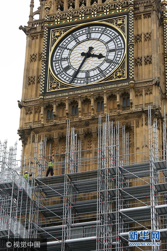 当地时间2017年10月2日，英国伦敦，大本钟的修复工作全面展开，但是随着工程的推进，修复的预算已经从2900万英镑提高了6100万英镑。***_***October 2, 2017 - London, United Kingdom: The estimate for the work on the Elizabeth Tower, also known as Big Ben, has risen from £29m to £61m. The additional cost emerged after the project was found to be more complex and extensive than originally thought. (Dinendra Haria / i-Images / Polaris)