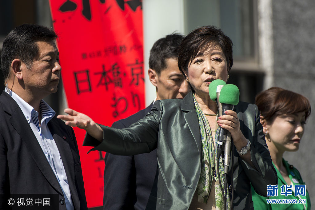 当地时间2017年10月10日，日本东京，日本希望之党党首、东京都知事小池百合子举行竞选集会。当地时间2017年10月10日，日本东京，日本希望之党党首、东京都知事小池百合子举行竞选集会。***_***Tokyo Metropolitan Governor and Kibo no To (Party of Hope) leader Yuriko Koike makes a street speech in Toshima Ward, Tokyo, Japan on October 10, 2017. The contest for 465 seats in the October 22, election pits Prime Minister Shinzo Abe's ruling coalition against two political forces centered on parties that were formed in the past few weeks. Lower house election was officially announced on the same day and voting and ballot counting will be held on Oct. 22. (Photo by Alessandro Di Ciommo/NurPhoto/Sipa USA) Photo via Newscom