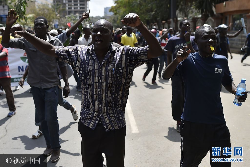 当地时间2017年10月11日，肯尼亚内罗毕，反对党国家超级联盟的支持者上街游行，抗议独立选举和边界委员会。***_***Supporters of the National Super Alliance (NASA) gesture in Nairobi on October 11, 2017 during street protests by NASA to call for the resignation of Independent Electoral and Boundaries Commission (IEBC) officials over claims of bungling the August presidential vote, which was nullified by the Supreme Court. Supporters of Kenya's opposition leader Raila Odinga took to the streets as poll officials mull their next move after his withdrawal from a presidential election plunged the country into uncharted waters. TONY KARUMBA