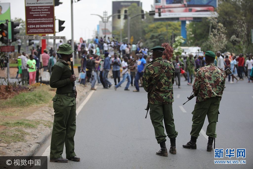 当地时间2017年10月11日，肯尼亚内罗毕，反对党国家超级联盟的支持者上街游行，抗议独立选举和边界委员会。***_***NAIROBI, KENYA - OCTOBER 11: Security forces take security measures as Kenyan opposition supporters march towards the Independent Electoral and Boundaries Commission (IEBC) building to protest against election commission following decision by main opposition leader Raila Odinga not to run for president in election re-run in Nairobi, Kenya on October 11, 2017. (Photo by Bryan Jaybee/Anadolu Agency/Getty Images)