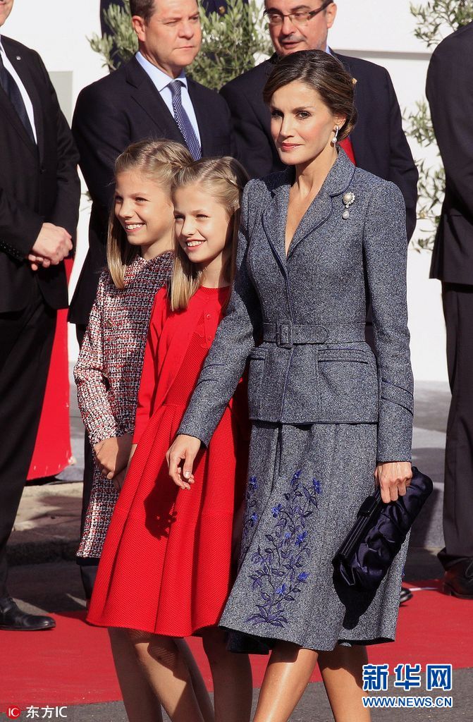 西班牙举行国庆阅兵 国王王后携两位小公主出