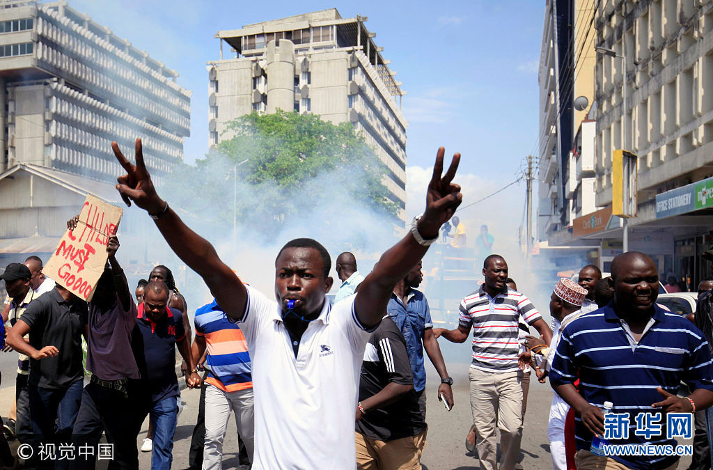 当地时间2017年10月13日，肯尼亚蒙巴萨，反对党国家超级联盟的支持者上街游行,抗议独立选举和边界委员会。***_***Supporters of the Kenyan National Super Alliance (NASA) opposition coalition, react after riot police officers fired teargas canisters to disperse them during a demonstration in Mombasa, Kenya October 13, 2017. Joseph Okanga