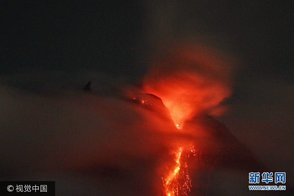 印尼锡纳朋火山喷发如末日降临 火山灰云高达4500米