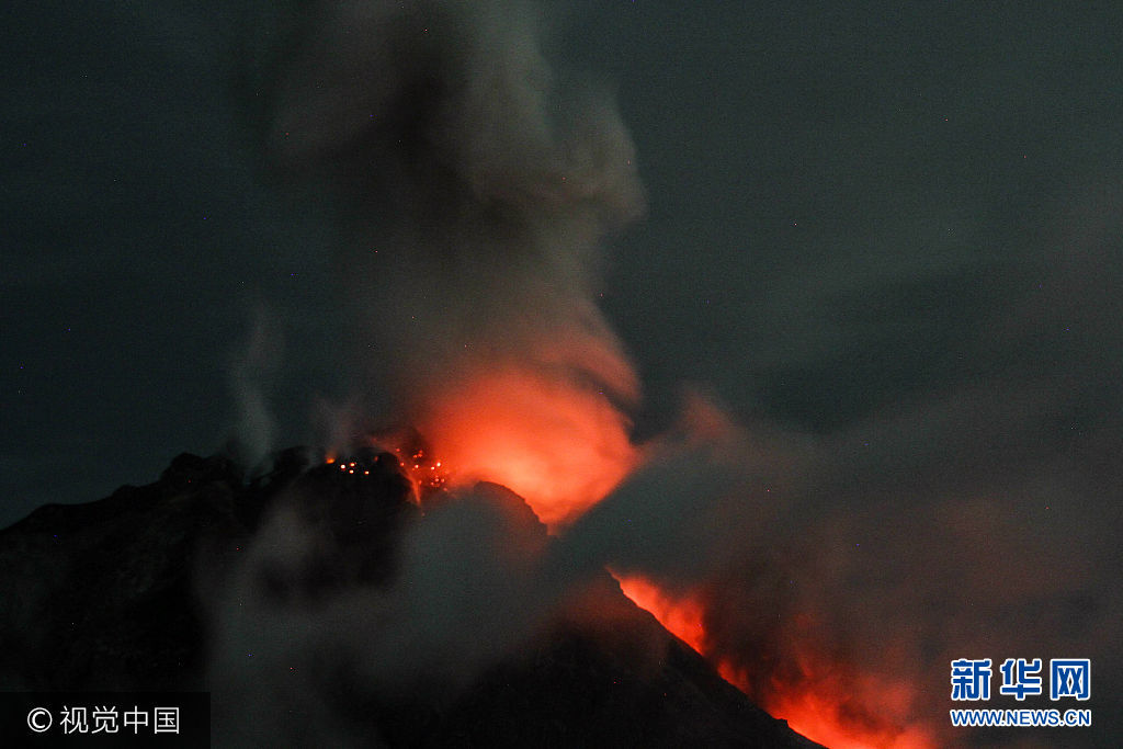 印尼锡纳朋火山喷发如末日降临 火山灰云高达4500米
