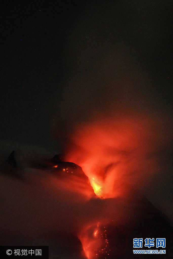 印尼锡纳朋火山喷发如末日降临 火山灰云高达4500米