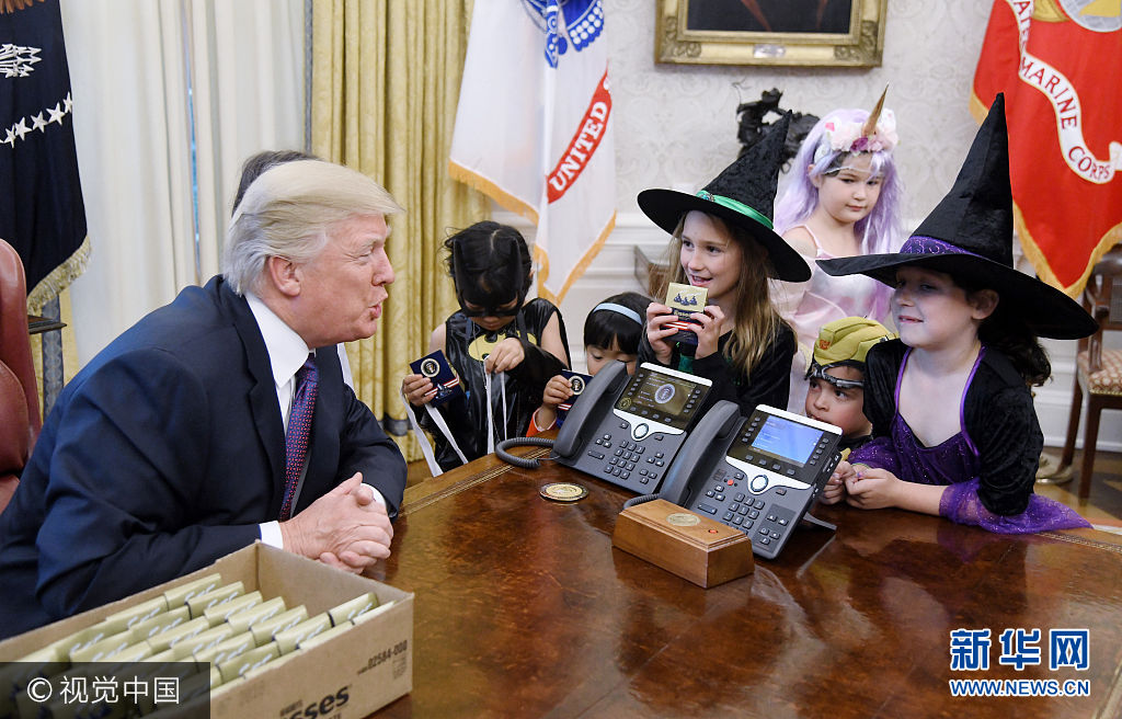 美國總統特朗普入主白宮後首迎萬聖節 變“孩子王”發糖果招待兒童