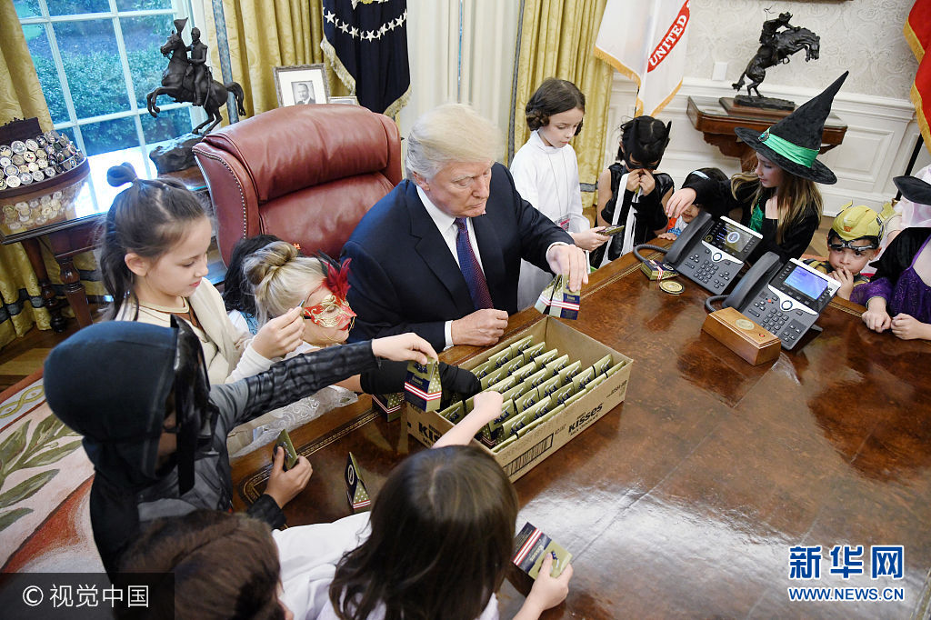 美國總統特朗普入主白宮後首迎萬聖節 變&ldquo;孩子王&rdquo;發糖果招待兒童