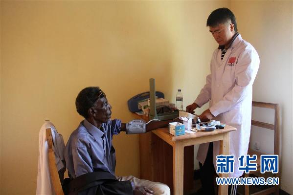 （XHDW）（1）中国医疗队为卢旺达乡村居民义诊