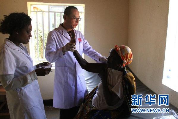 （XHDW）（2）中国医疗队为卢旺达乡村居民义诊