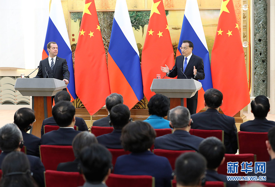 11月1日，国务院总理李克强在北京人民大会堂与俄罗斯总理梅德韦杰夫举行中俄总理第二十二次定期会晤后，共同会见记者并回答提问。新华社记者 庞兴雷 摄