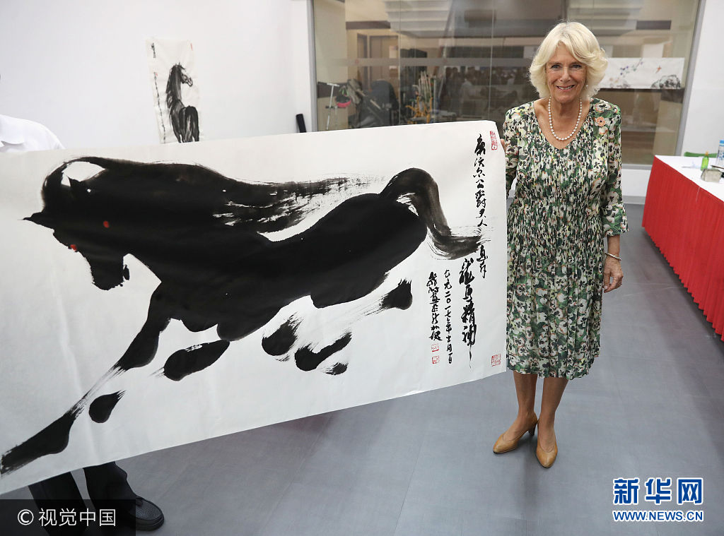 英国查尔斯夫妇出访新加坡 卡米拉雅兴大发挥墨作画