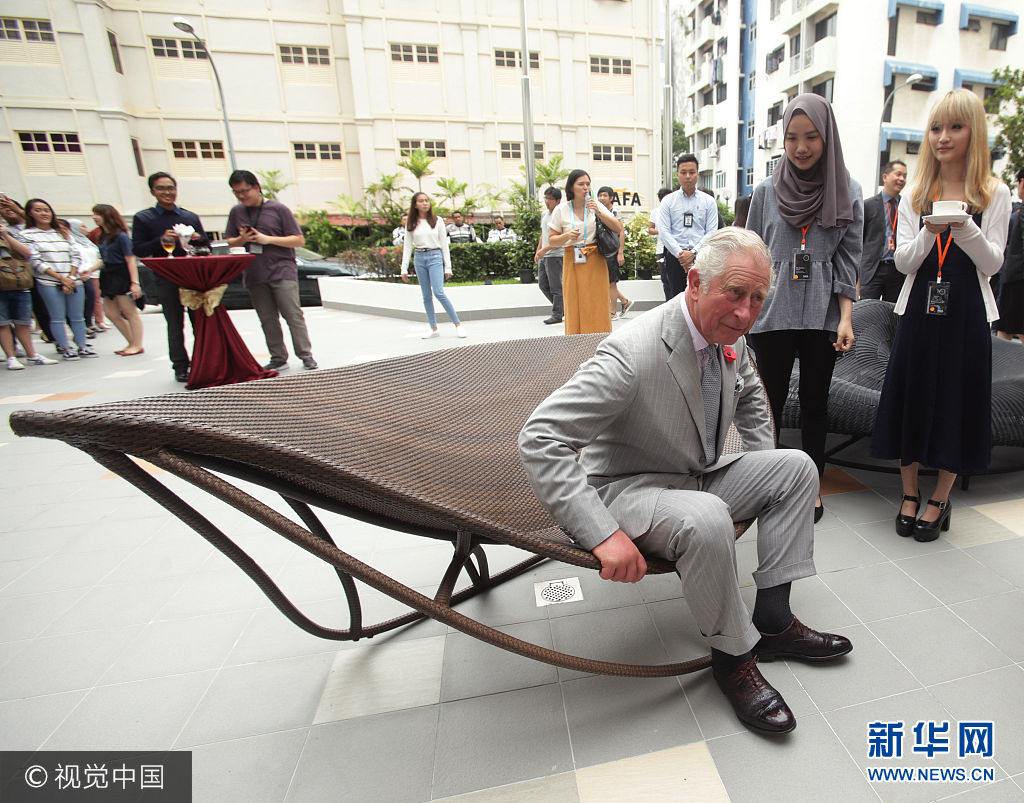英国查尔斯夫妇出访新加坡 卡米拉雅兴大发挥墨作画