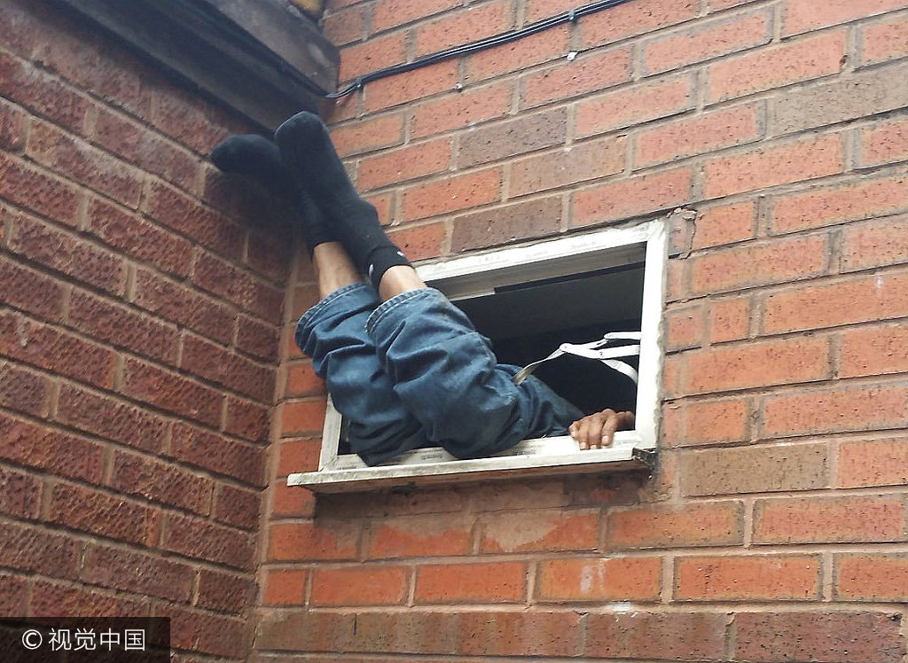 还能更尴尬吗？ 英小偷闯入盗窃被卡窗框5小时被警察解救