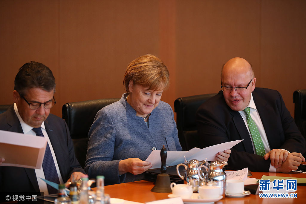 德国总理默克尔出席组阁谈判破裂后首场内阁会议