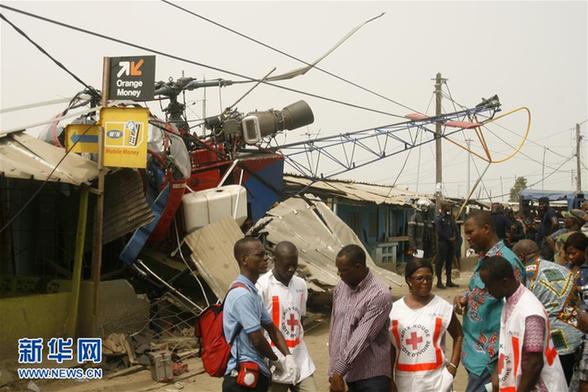 (國際)(1)科特迪瓦一架民用直升機墜毀4人受傷