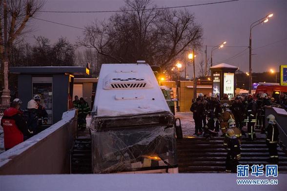 （國際）（1）莫斯科一公交車衝入地下通道致5人死亡