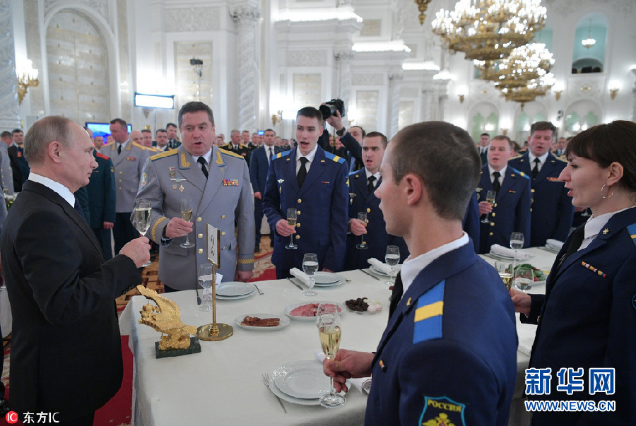 俄为在叙参战军人举行授勋仪式 普京出席向参