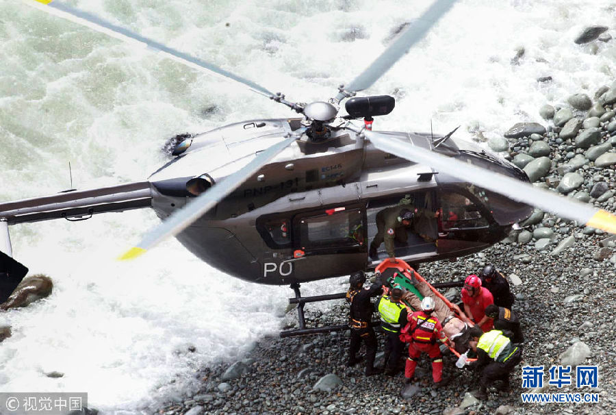 秘鲁一载有50余人大巴坠落悬崖 已造成至少25