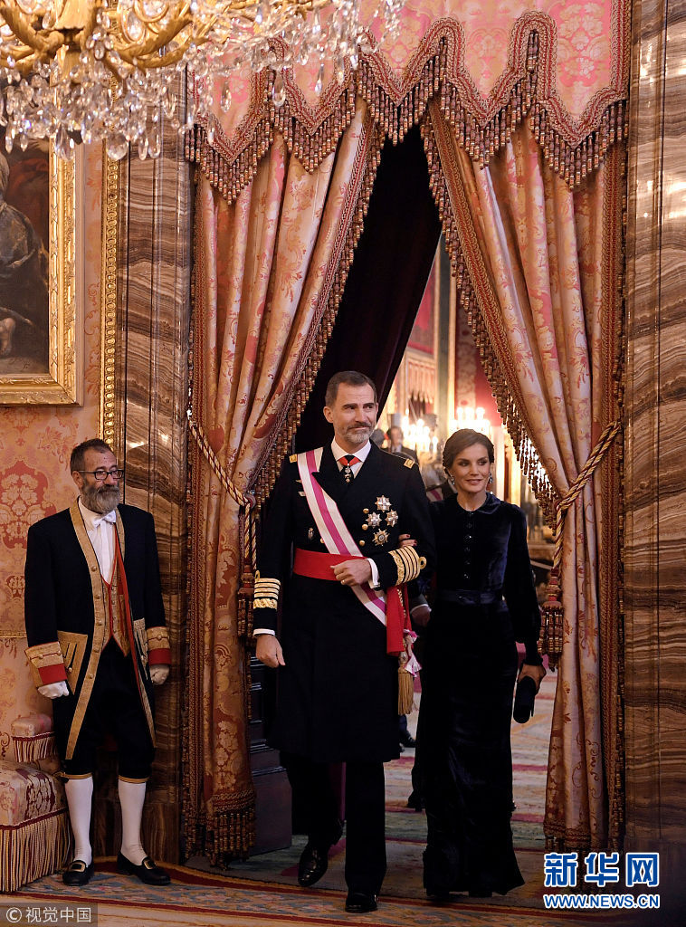 西班牙王宫举行军事复活节庆典 适逢80岁大