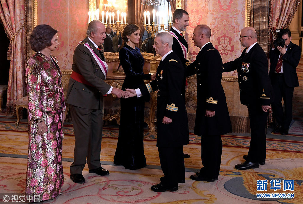 西班牙王宫举行军事复活节庆典 适逢80岁大