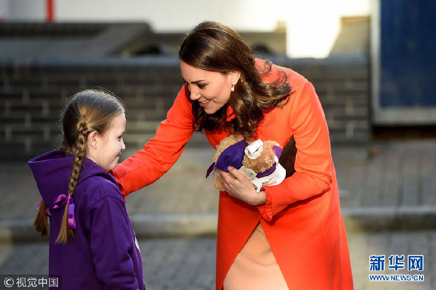 凯特王妃出席活动 获小女孩赠送玩具熊