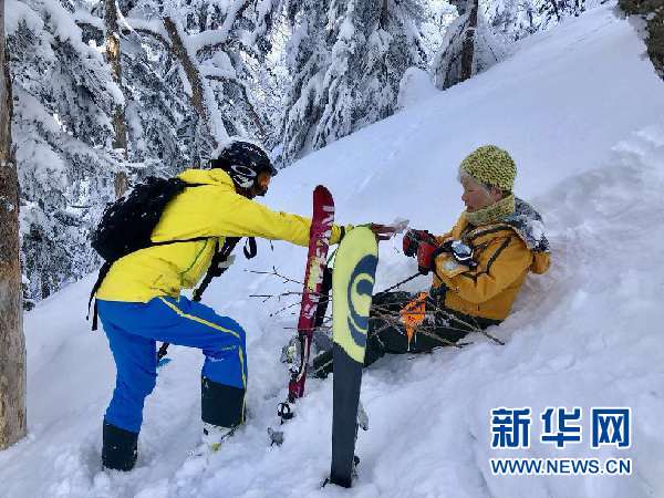 中国游客日本见义勇为被困雪山成功获救