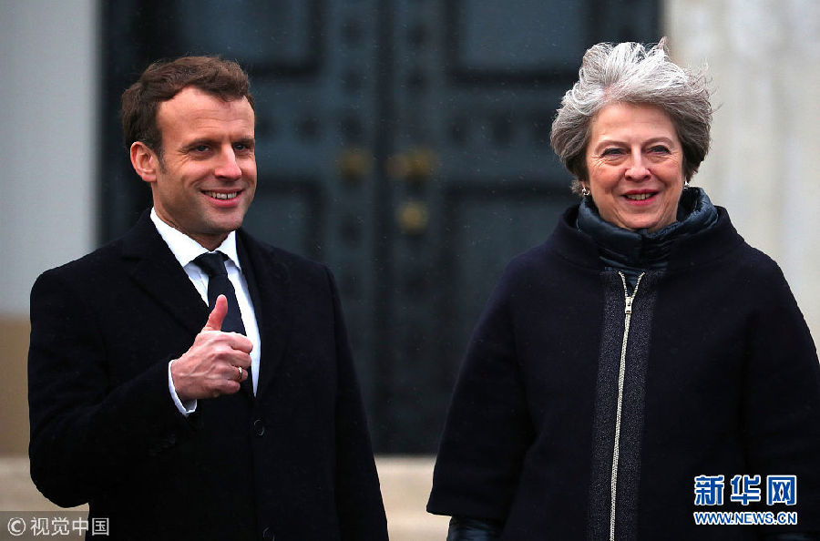 英法峰会召开 特雷莎·梅与马克龙检阅皇家军
