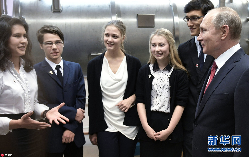 俄总统普京访问新西伯利亚 与科学院学生亲切