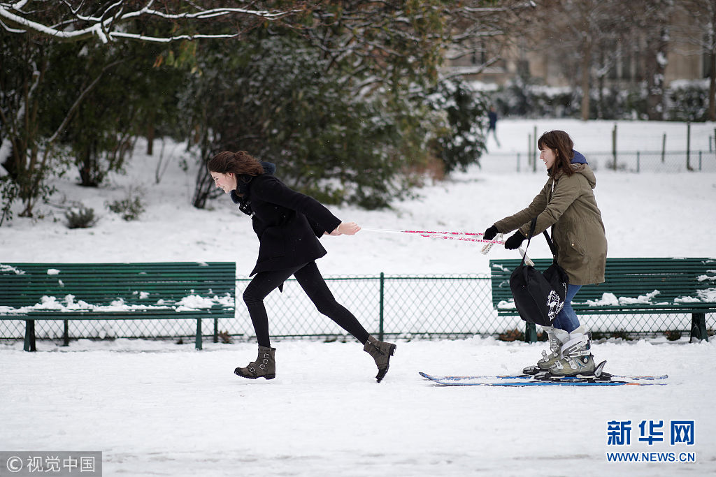 法国巴黎遭遇冰雪天气
