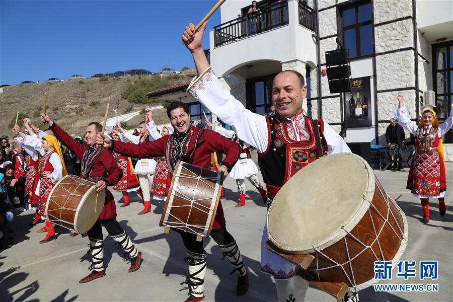 （XHDW）（3）保加利亚小镇欢庆葡萄剪枝节