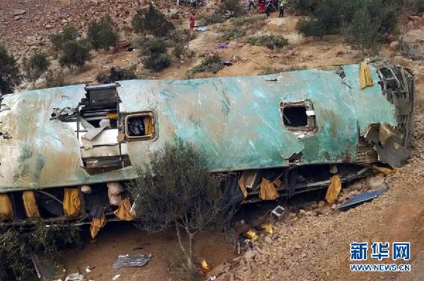（國際）（1）秘魯一雙層大客車翻下山路致35人喪生