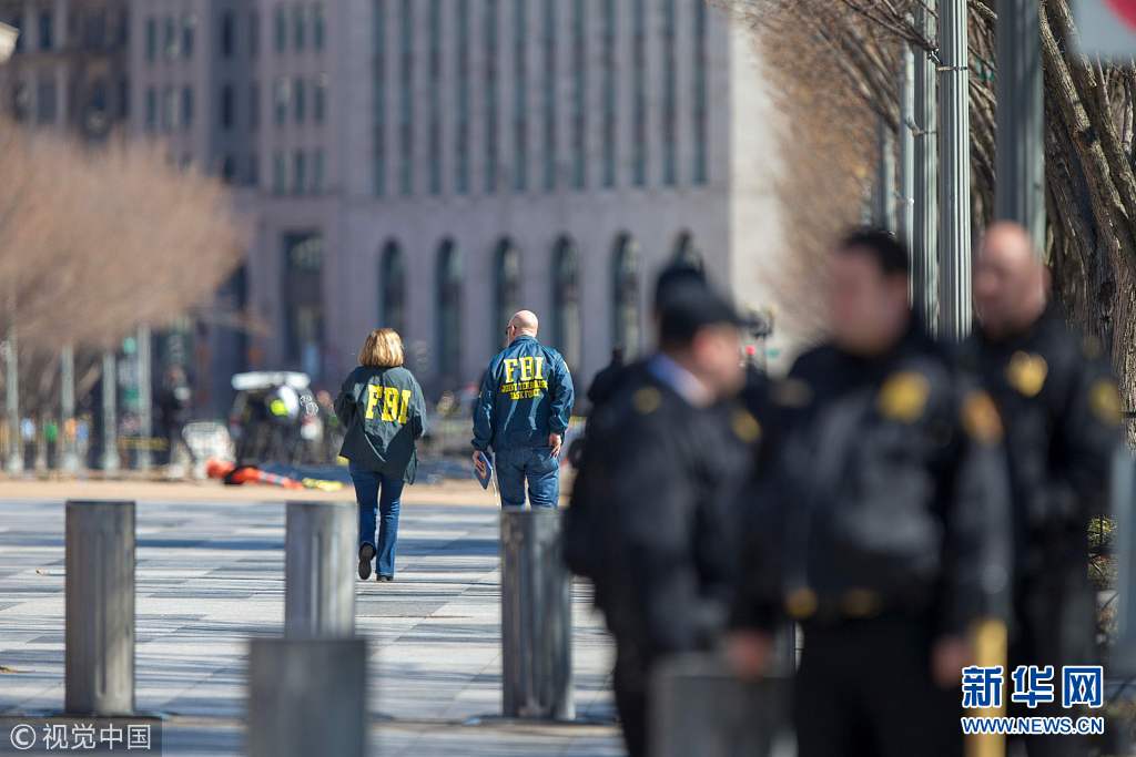 一男子在白宫外掏枪自尽