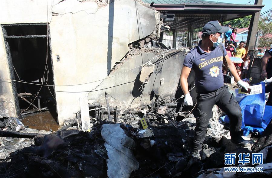 （国际）（1）菲律宾一小型飞机坠入民宅致7人死亡