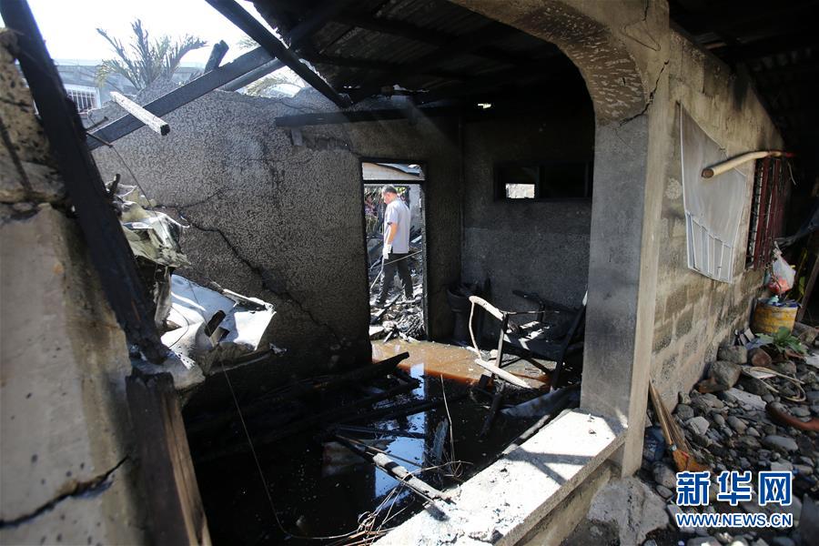 （国际）（2）菲律宾一小型飞机坠入民宅致7人死亡