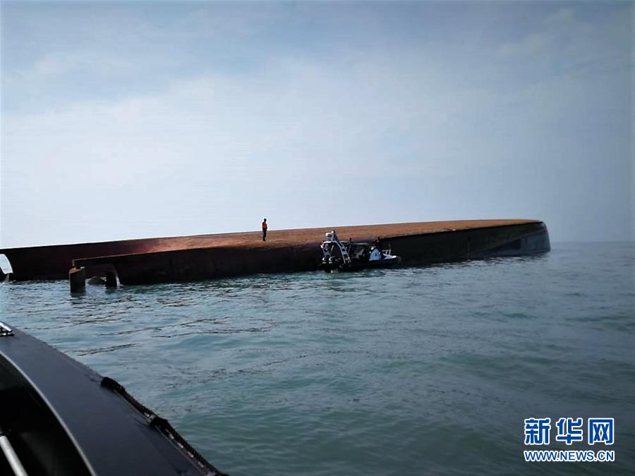 （國際）（2）一艘載有中國船員船只在馬來西亞附近海域傾覆